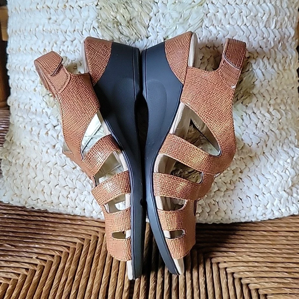 NWOT,  Soft Style Patsie, sandals, size  7.5 narrow, bronze
